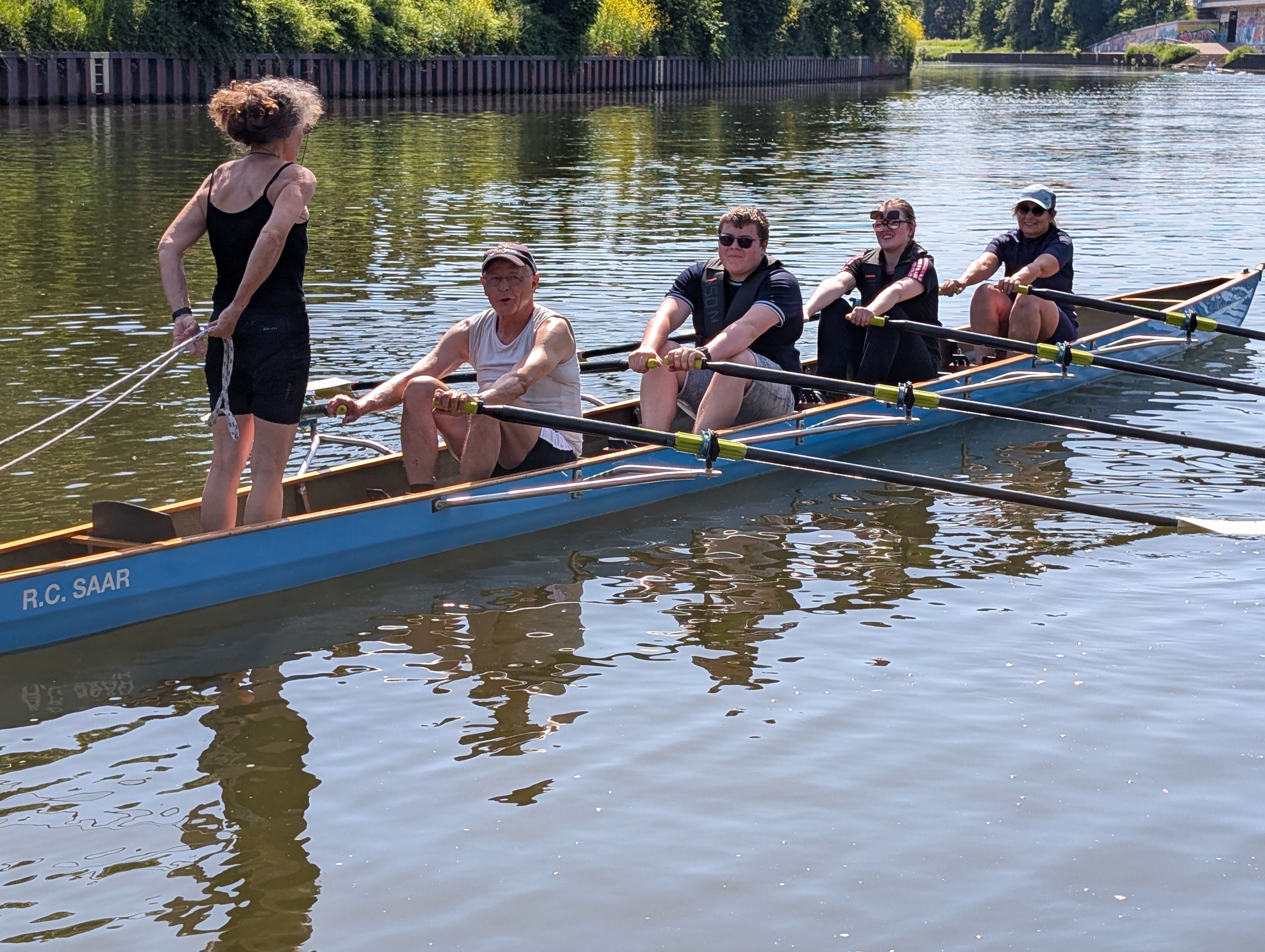Vierer mit Steuerfrau auf dem Wasser
